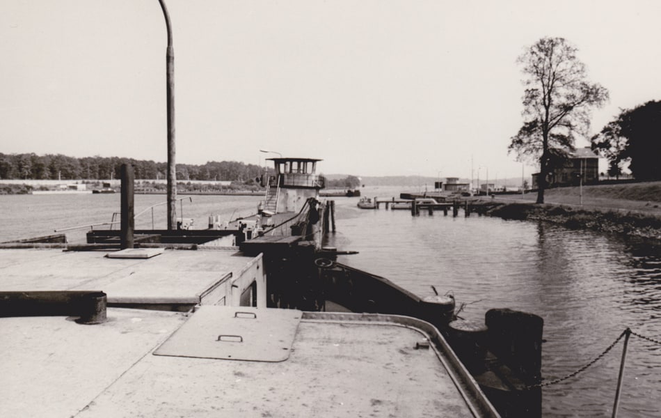 Blick vom verankerten Kontrollschiff auf den Grenzübergang (undatiert)