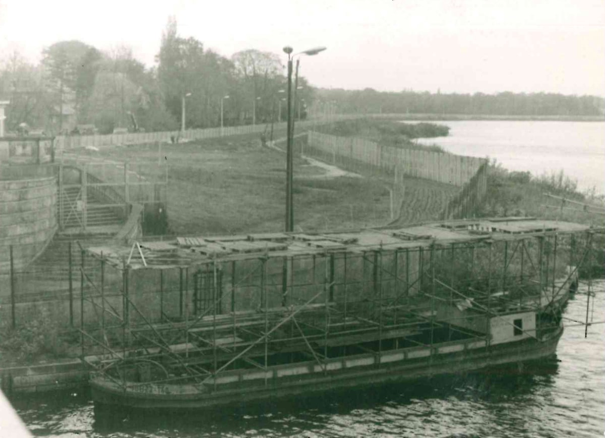 Reparaturarbeiten am Grenzübergang Glienicker Brücke mit Sicht auf die Sperranlagen