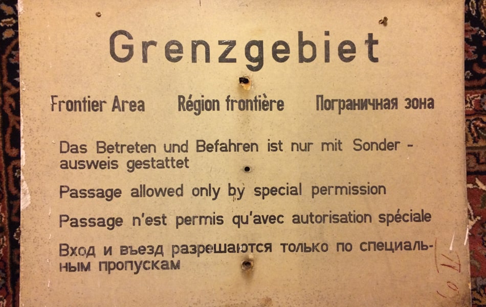 Nach dem Abbau der Grenzanlagen behielt Frau H. das Schild zur Erinnerung - Foto: Privatbesitz