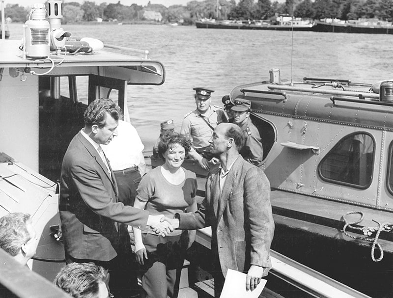 Ein DDR-Pressefoto zeigt die Übergabe einer Transit-Fahrerlaubnis an einen westdeutschen Kapitän in Nedlitz im Jahr 1965
